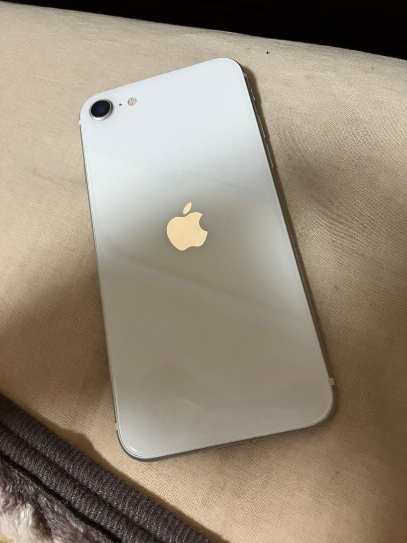 iPhone SE 第二世代　64GB ホワイト！