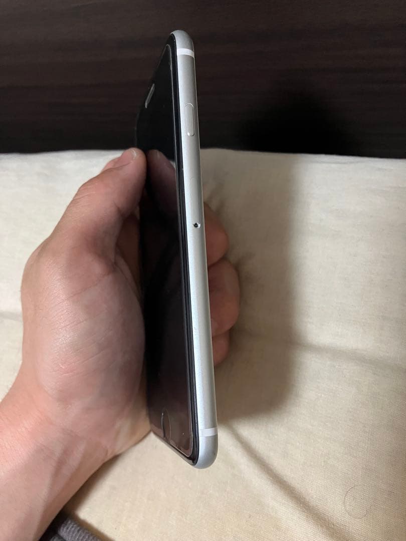 iPhone SE 第二世代　64GB ホワイト！
