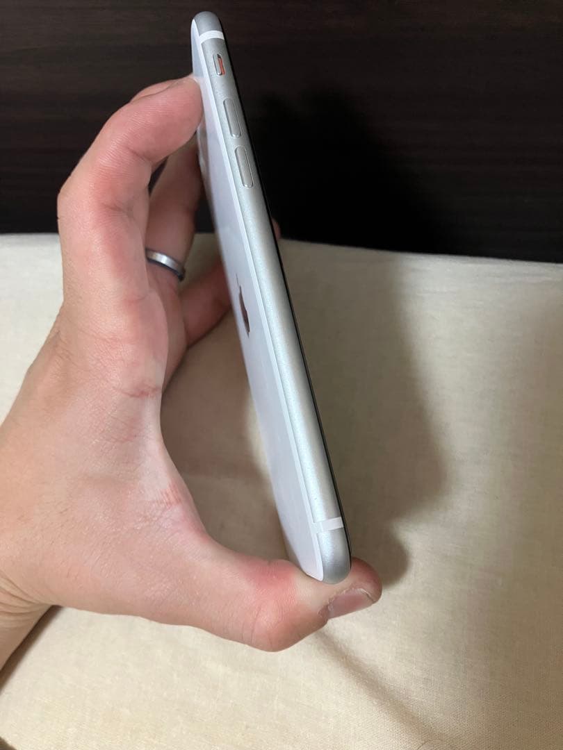iPhone SE 第二世代　64GB ホワイト！