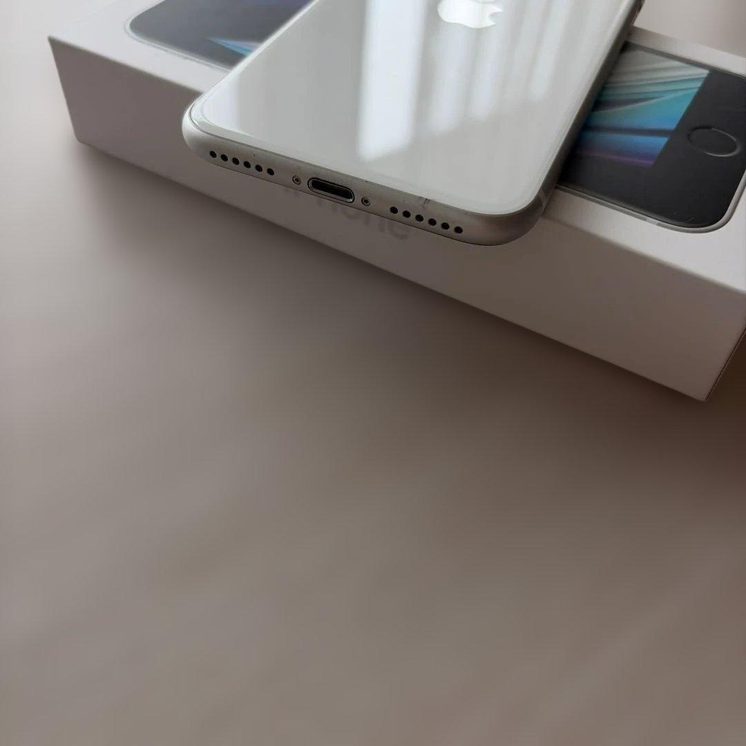 Apple iPhone SE (第2世代) ホワイト 64Gバッテリー76%