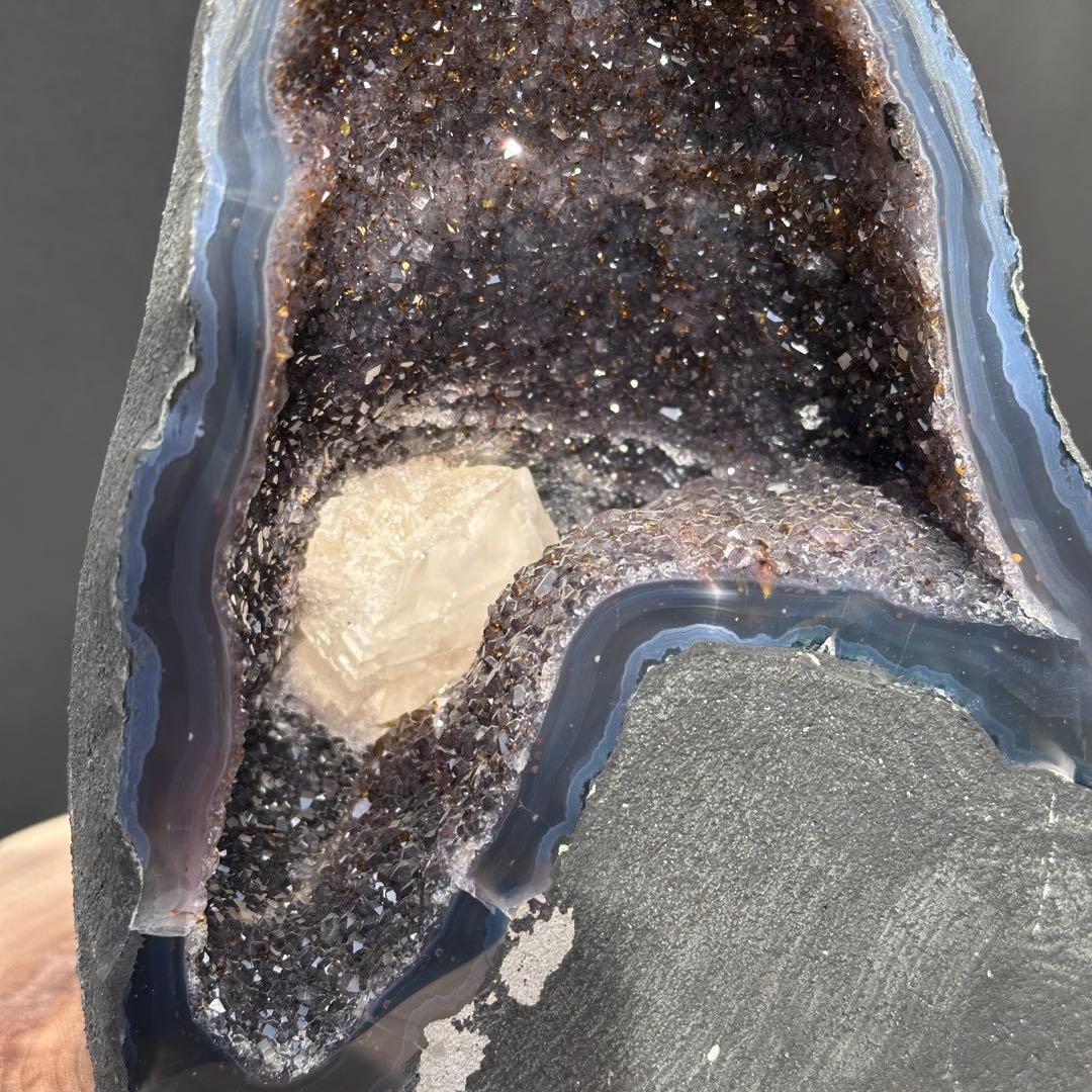 天然石 カルサイト共生アメジストのドーム　置物G.83