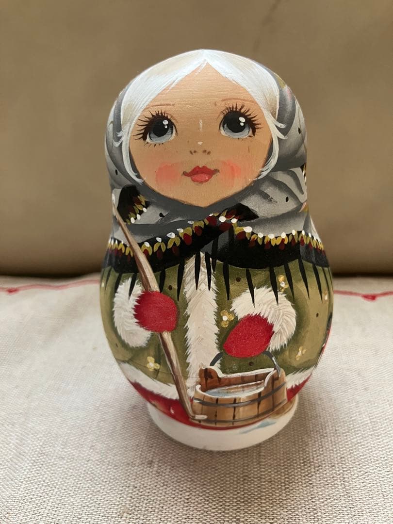 スヴェトラーナ・ニコラエヴァさんのマトリョーシカ 5個セット