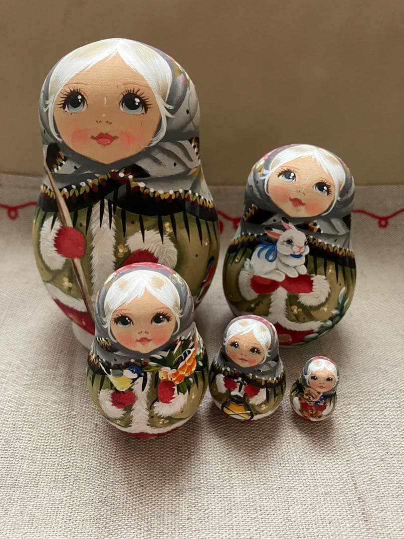 スヴェトラーナ・ニコラエヴァさんのマトリョーシカ 5個セット