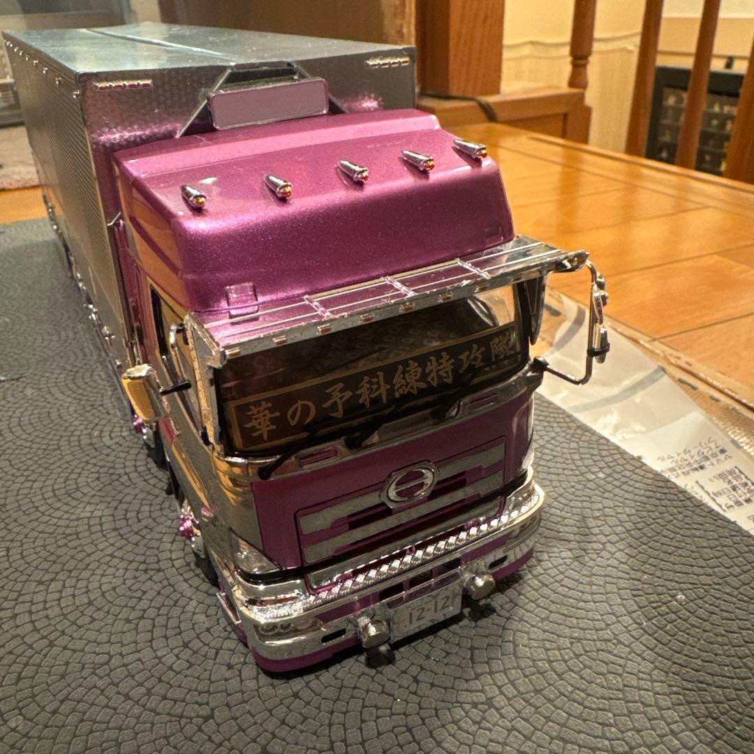 紫と銀の金属製トラックモデル　1/32 アオシマ