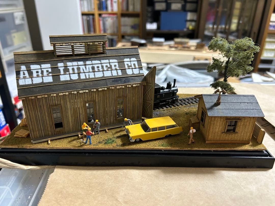 食*ン様 機関庫のある風景〜HOナロー 鉄道模型 展示台 ジオラマ