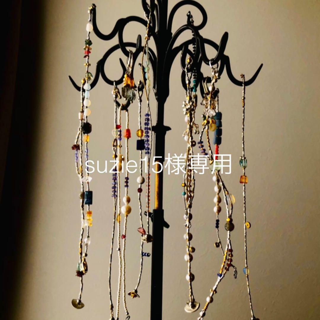 レインボームーンストーンとカレンシルバーのチャーム付きチョーカー