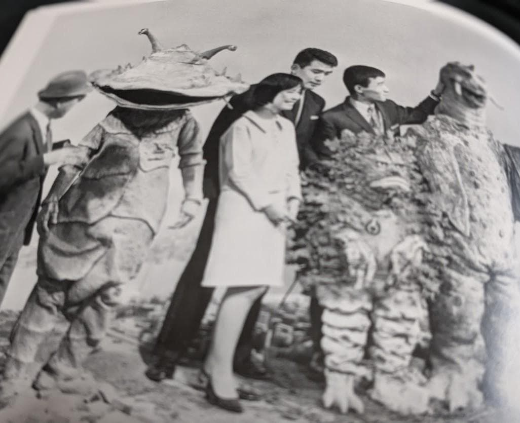 ジャイアントカネゴン＆ゴールド（ブルマァク復刻）未開封ソフビ他＋ビジュアル書籍