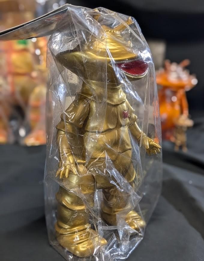 ジャイアントカネゴン＆ゴールド（ブルマァク復刻）未開封ソフビ他＋ビジュアル書籍