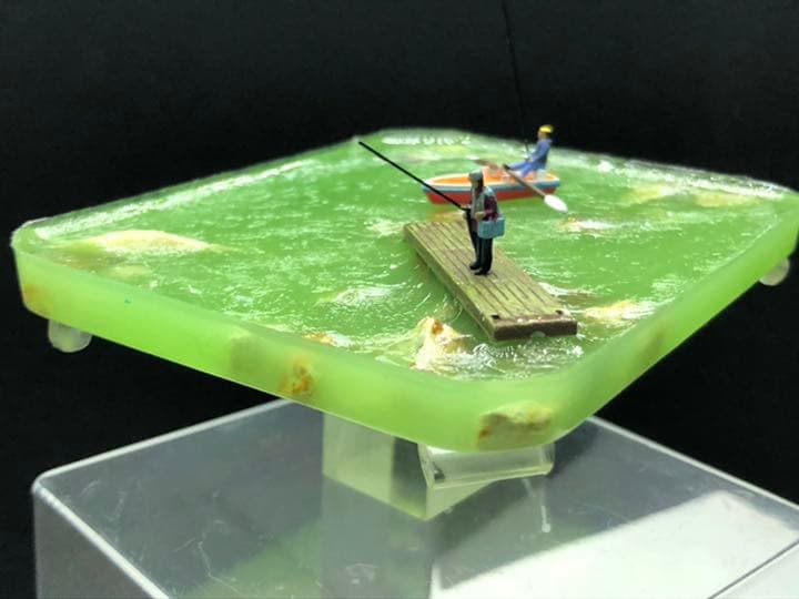 川辺の釣り人　手のひらジオラマ