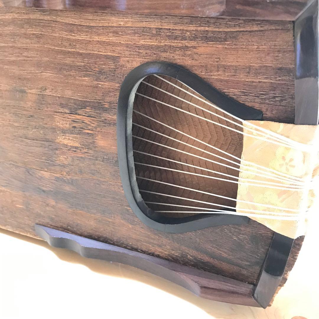 お琴　13弦　くり甲　綾杉彫　玉縁