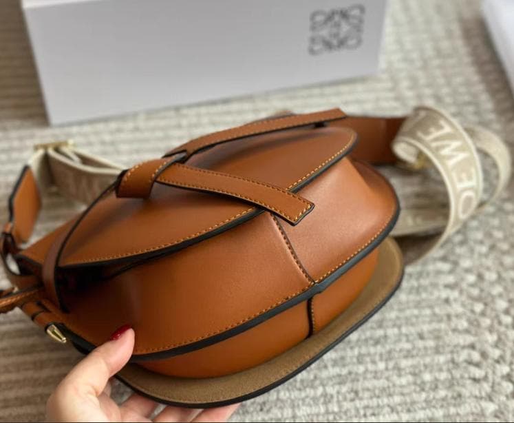 Loewe ~ブラウンレザー クロスボディバッグ