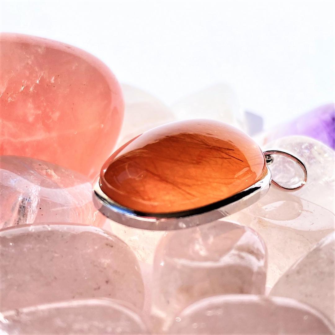 ちょっとお得な30%OFF【紅い針が舞う】紅針水晶 天然石ペンダントトップ