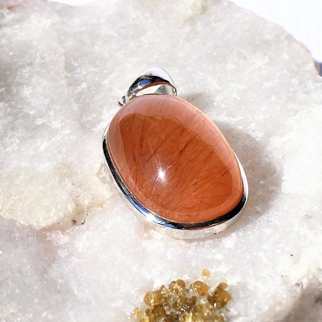 ちょっとお得な30%OFF【紅い針が舞う】紅針水晶 天然石ペンダントトップ