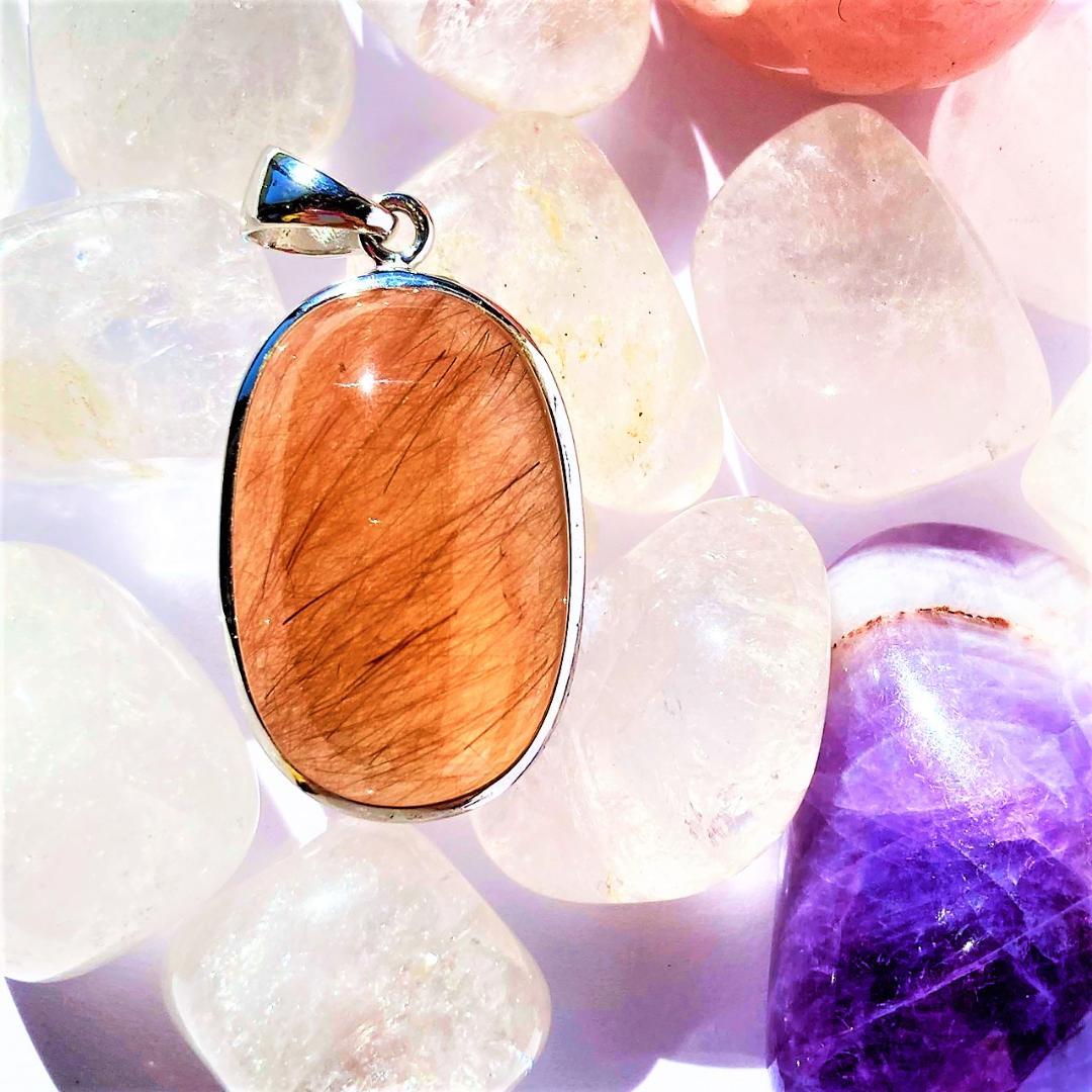 ちょっとお得な30%OFF【紅い針が舞う】紅針水晶 天然石ペンダントトップ