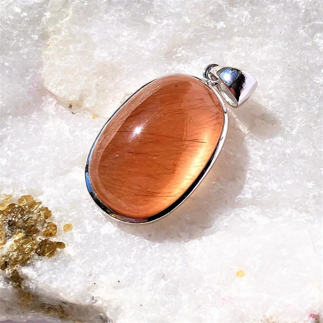 ちょっとお得な30%OFF【紅い針が舞う】紅針水晶 天然石ペンダントトップ