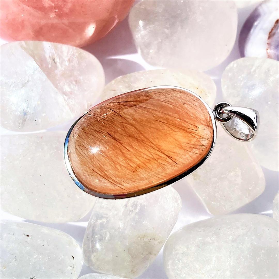 ちょっとお得な30%OFF【紅い針が舞う】紅針水晶 天然石ペンダントトップ