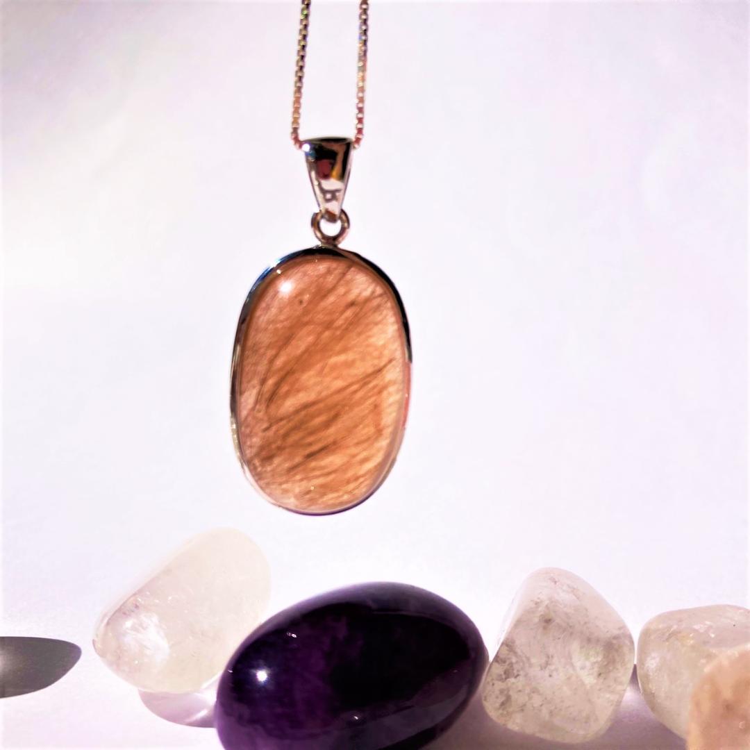 ちょっとお得な30%OFF【紅い針が舞う】紅針水晶 天然石ペンダントトップ
