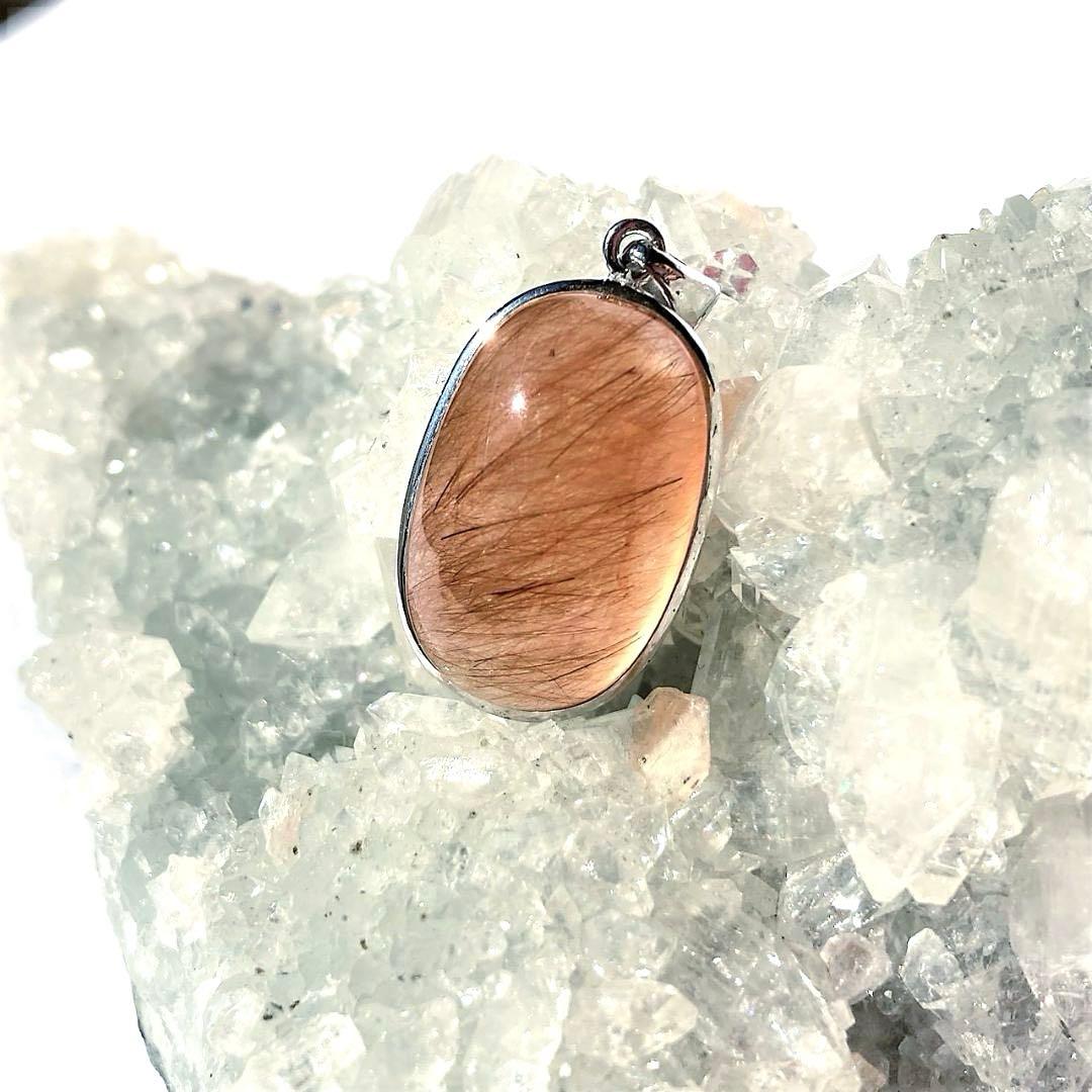 ちょっとお得な30%OFF【紅い針が舞う】紅針水晶 天然石ペンダントトップ