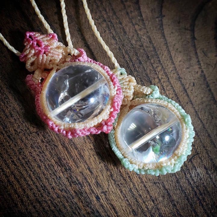 三日月の虹「アイリスクォーツ」マクラメ編みネックレス