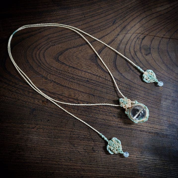 三日月の虹「アイリスクォーツ」マクラメ編みネックレス