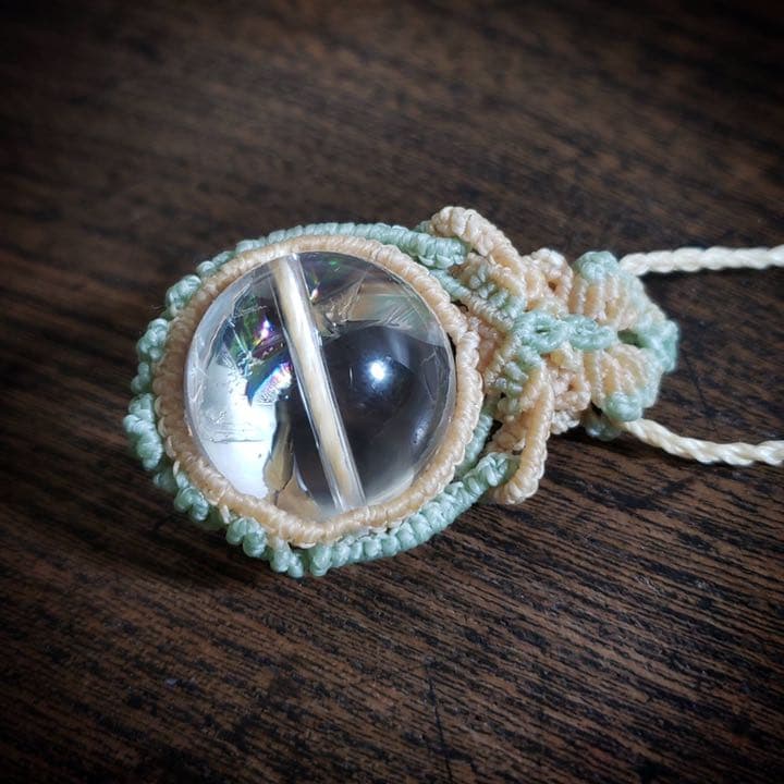 三日月の虹「アイリスクォーツ」マクラメ編みネックレス