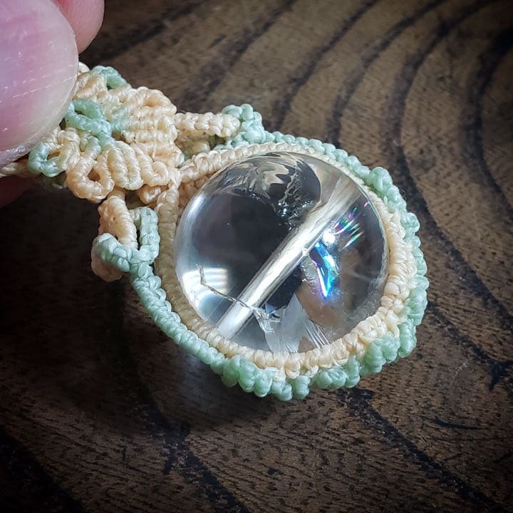 三日月の虹「アイリスクォーツ」マクラメ編みネックレス