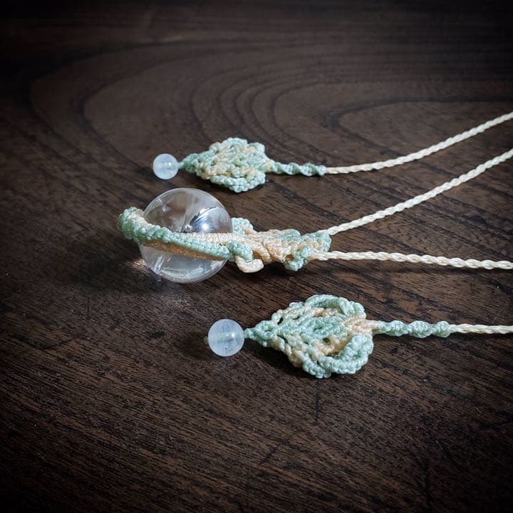 三日月の虹「アイリスクォーツ」マクラメ編みネックレス