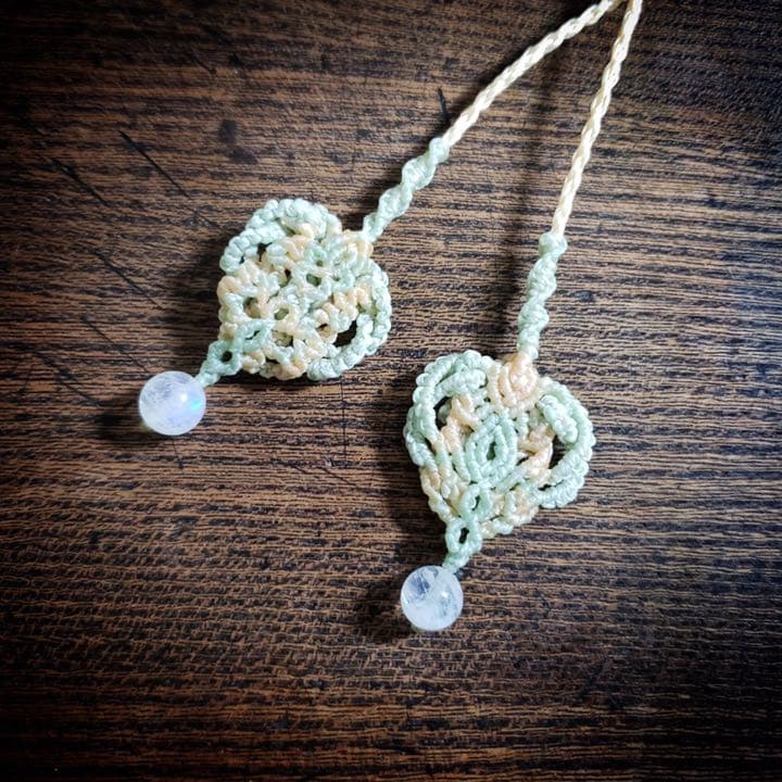 三日月の虹「アイリスクォーツ」マクラメ編みネックレス