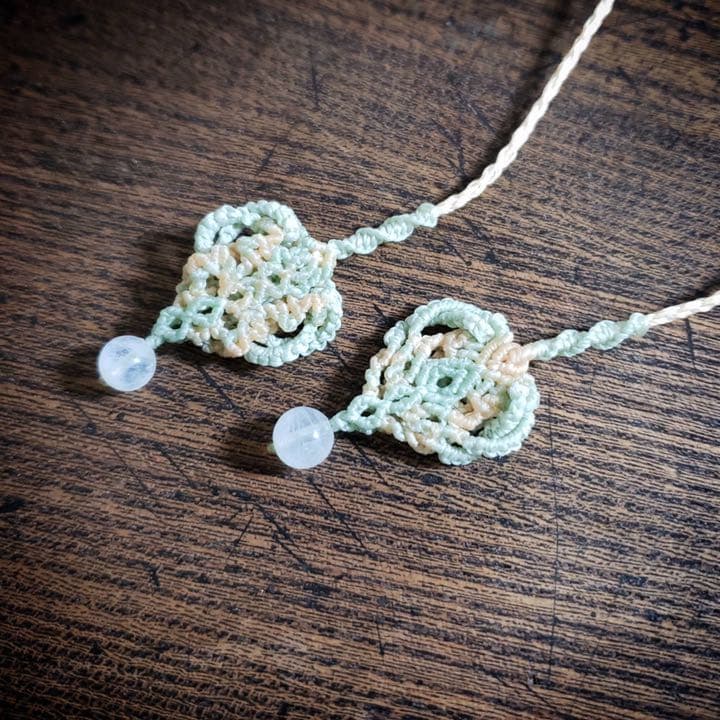 三日月の虹「アイリスクォーツ」マクラメ編みネックレス