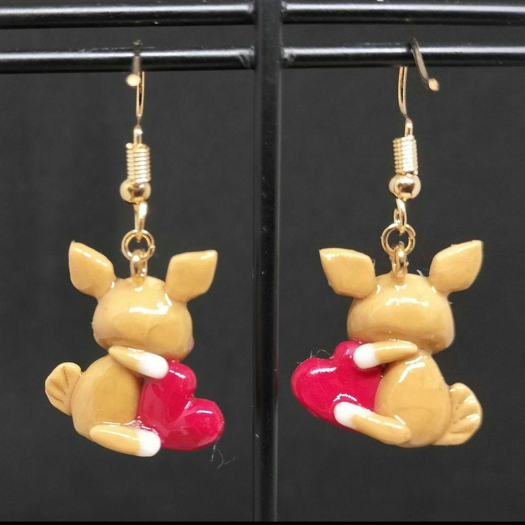 ハートをぎゅっと！横抱きわんこピアス（コーギー）