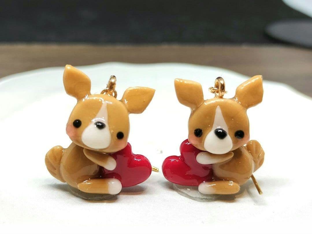 ハートをぎゅっと！横抱きわんこピアス（コーギー）