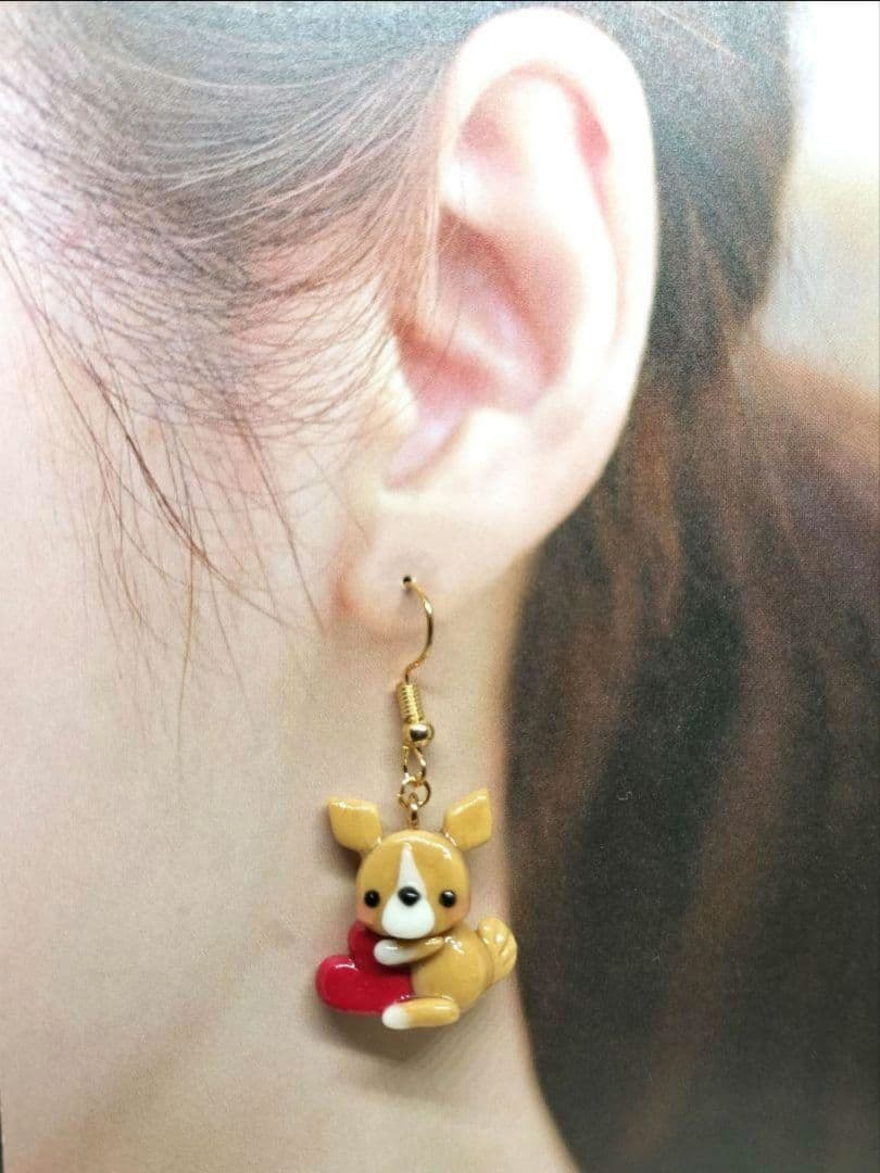 ハートをぎゅっと！横抱きわんこピアス（コーギー）