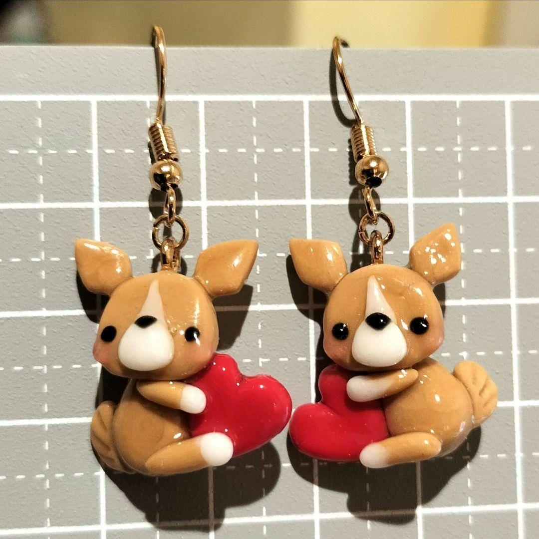 ハートをぎゅっと！横抱きわんこピアス（コーギー）