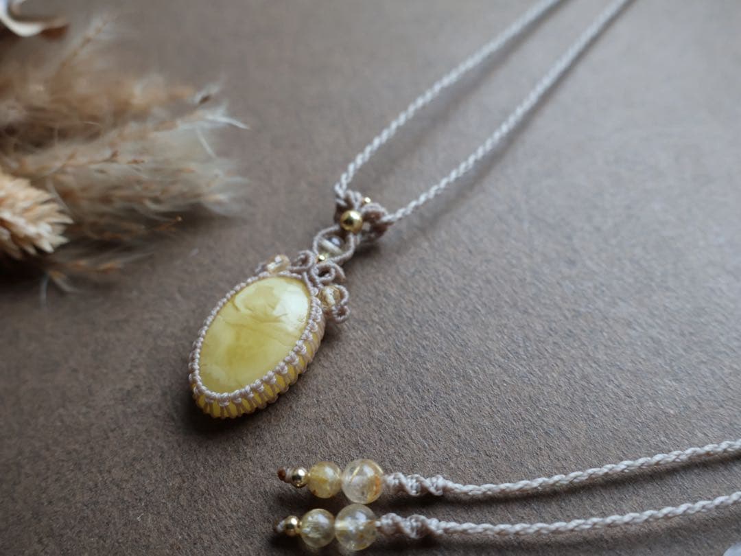 蜜蝋琥珀　マクラメ　ネックレス