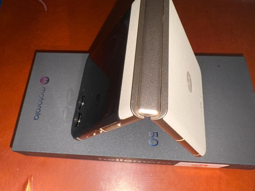 MOTOROLA razr50 サンドクリーム SIMフリー版