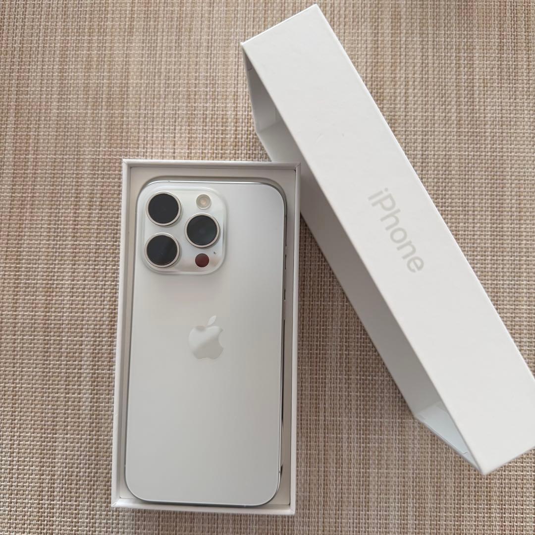 Apple iPhone 1５Pro ホワイトチタニュウム本体　美品