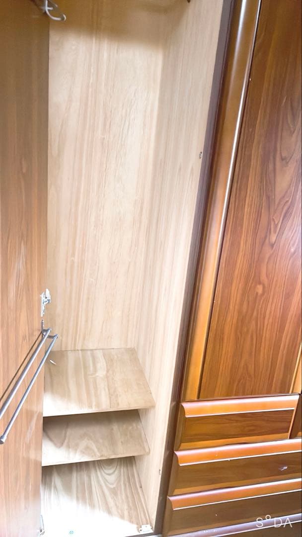 ブラウンの引き出し付き収納タンス　大型家具