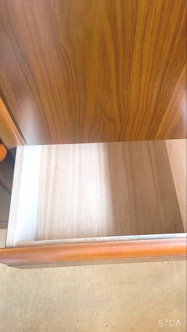 ブラウンの引き出し付き収納タンス　大型家具