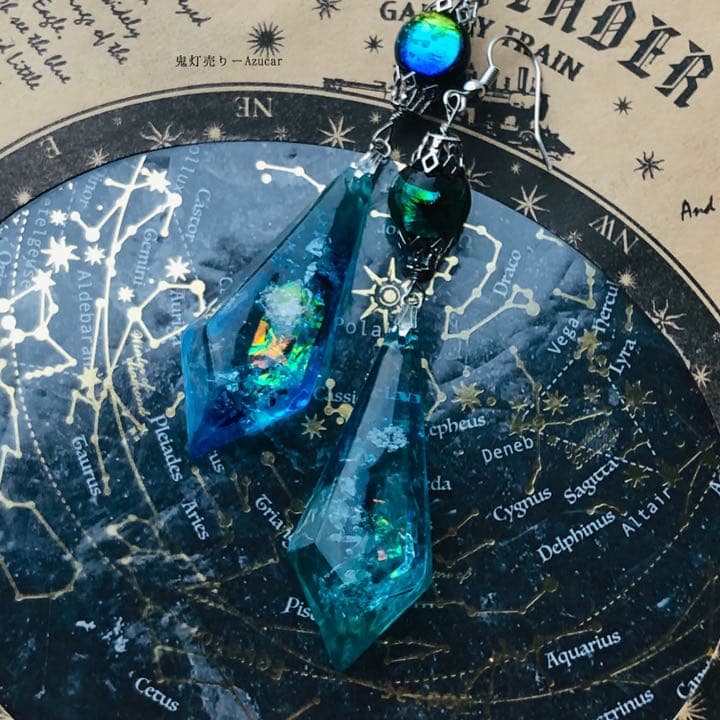 エメラルドとサファイアのステンドグラス　ペンデュラム　ピアス　イヤリング　蛍