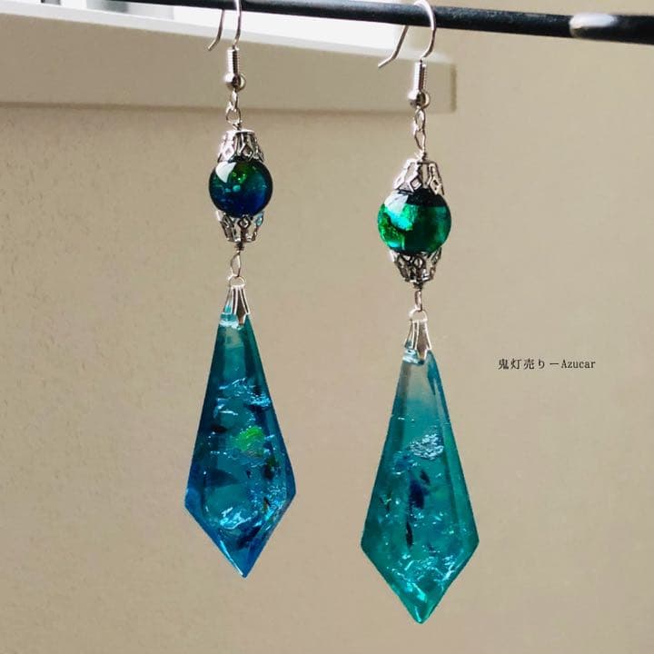 エメラルドとサファイアのステンドグラス　ペンデュラム　ピアス　イヤリング　蛍