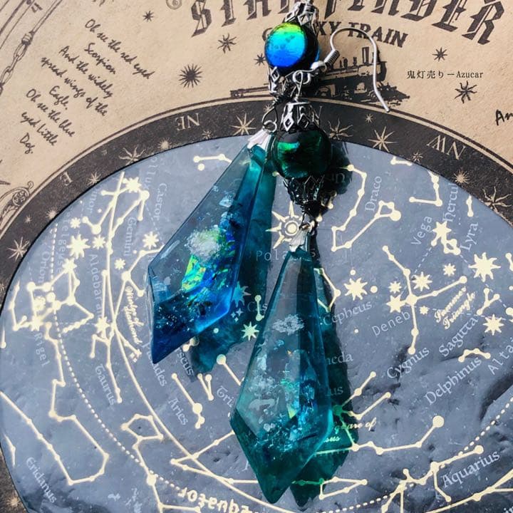 エメラルドとサファイアのステンドグラス　ペンデュラム　ピアス　イヤリング　蛍