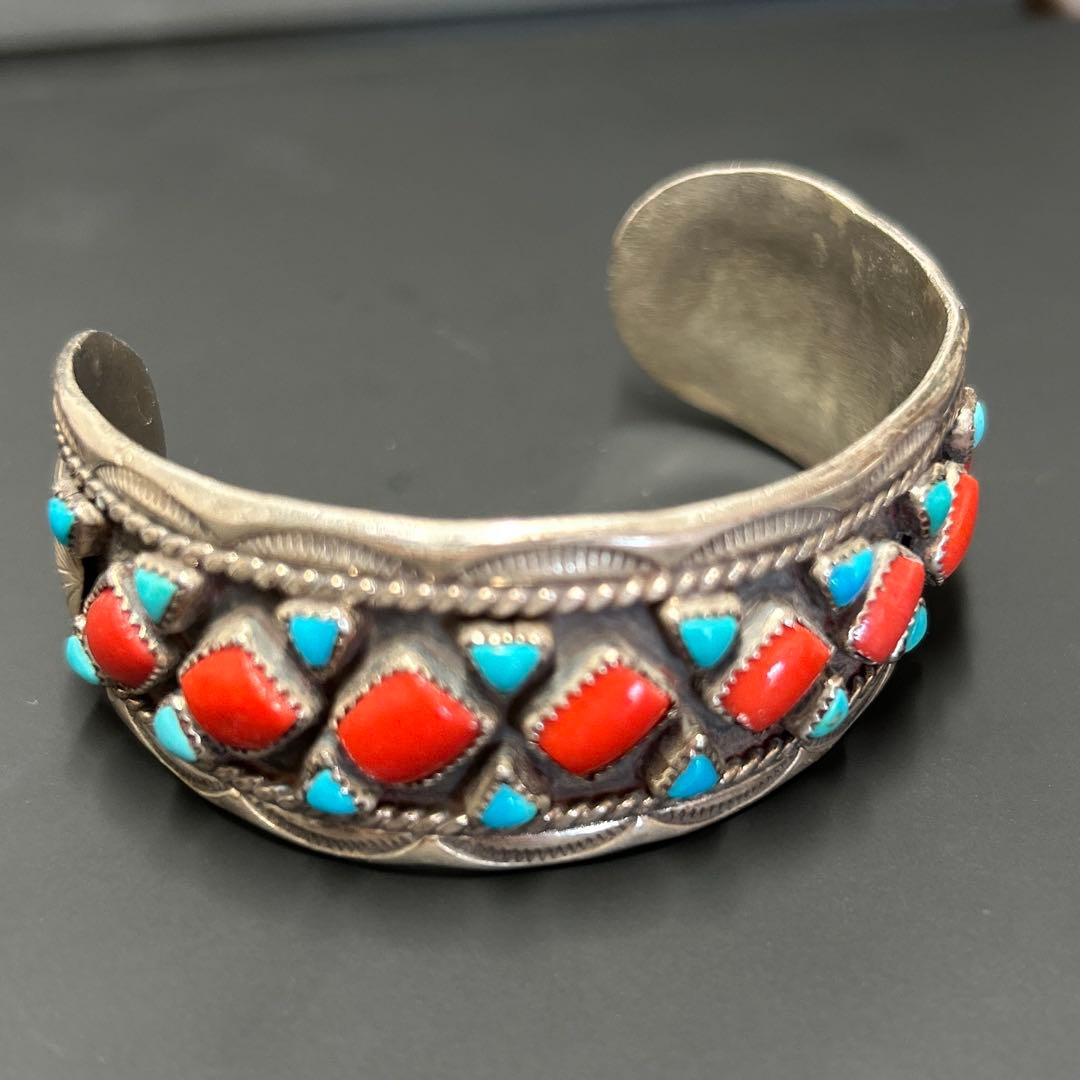 トルコ石とサンゴのシルバーの腕輪