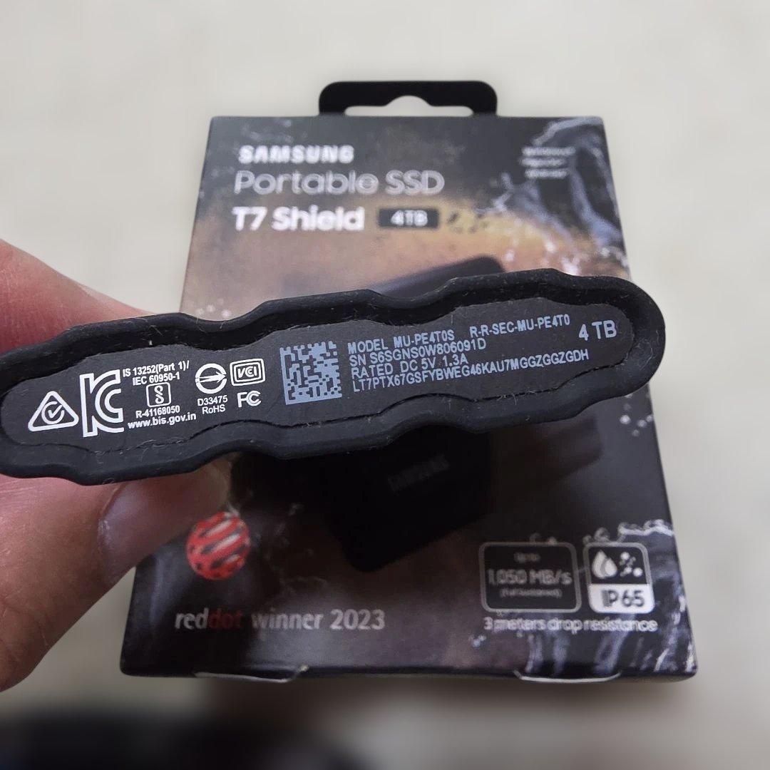 サムスン ポータブル SSD T7 Shield 4TB 1050MB/s　防水