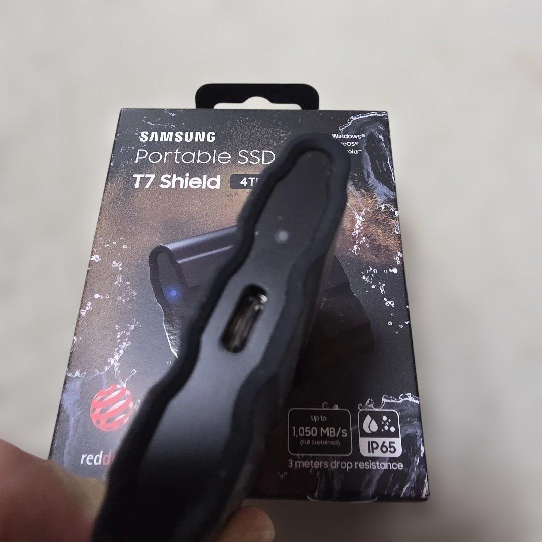 サムスン ポータブル SSD T7 Shield 4TB 1050MB/s　防水