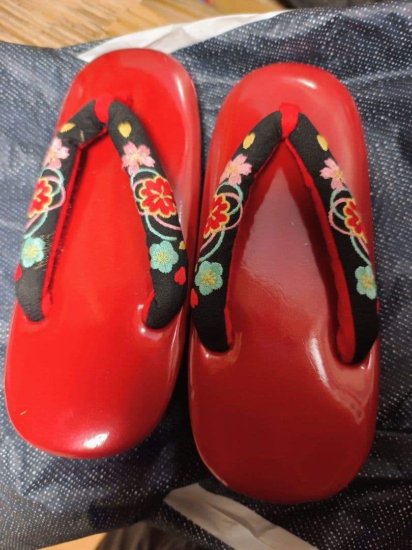 ぽ*す様 七五三 伝統的な着物 黒と赤の花柄　7歳