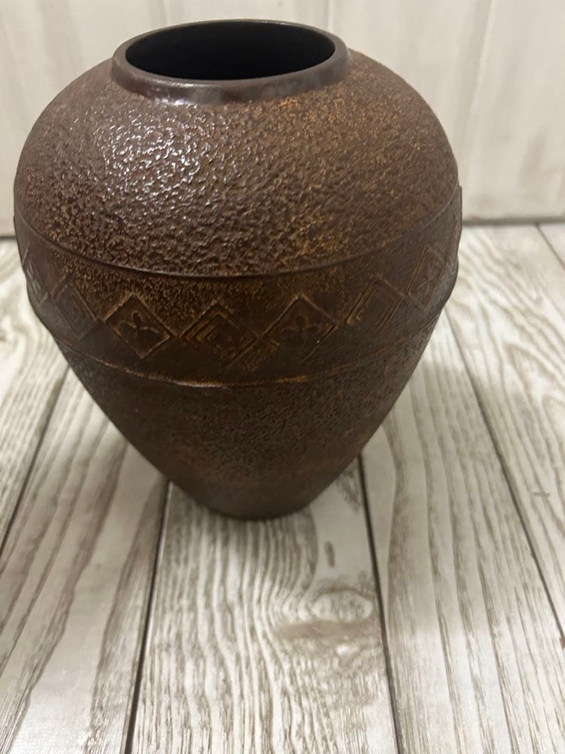 ブラウン金属製花瓶 テクスチャー仕上げ