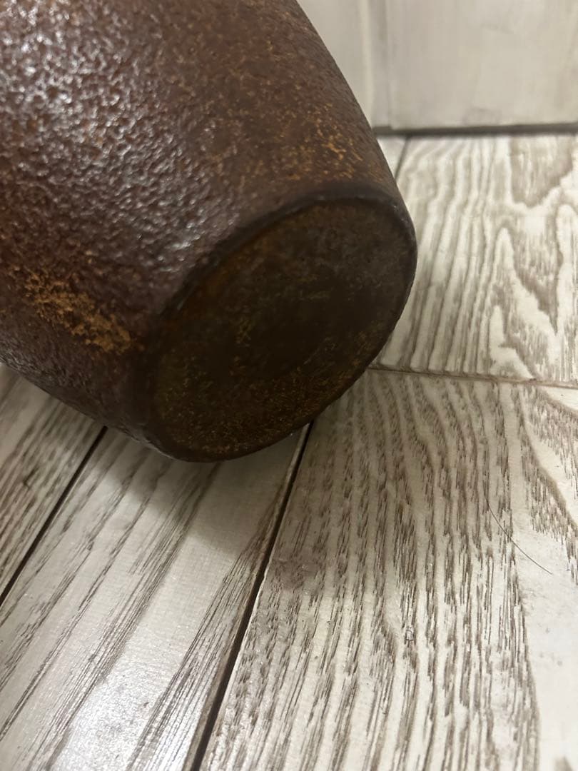 ブラウン金属製花瓶 テクスチャー仕上げ