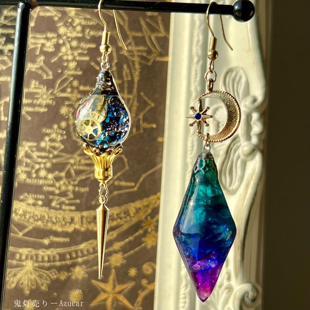 月と宇宙のアシンメトリーピアス 琉球ガラス 夜アクセ