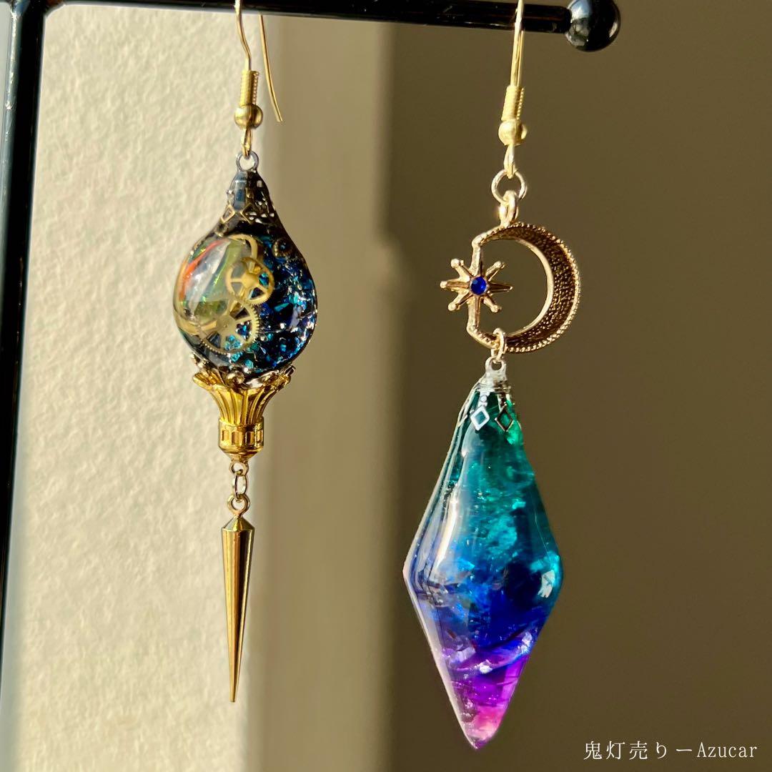 月と宇宙のアシンメトリーピアス 琉球ガラス 夜アクセ