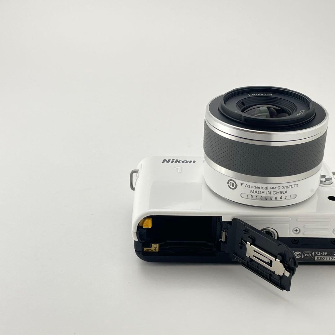 【極上美品・返品保証】Nikon1 J1ホワイト 標準ズームレンズキット